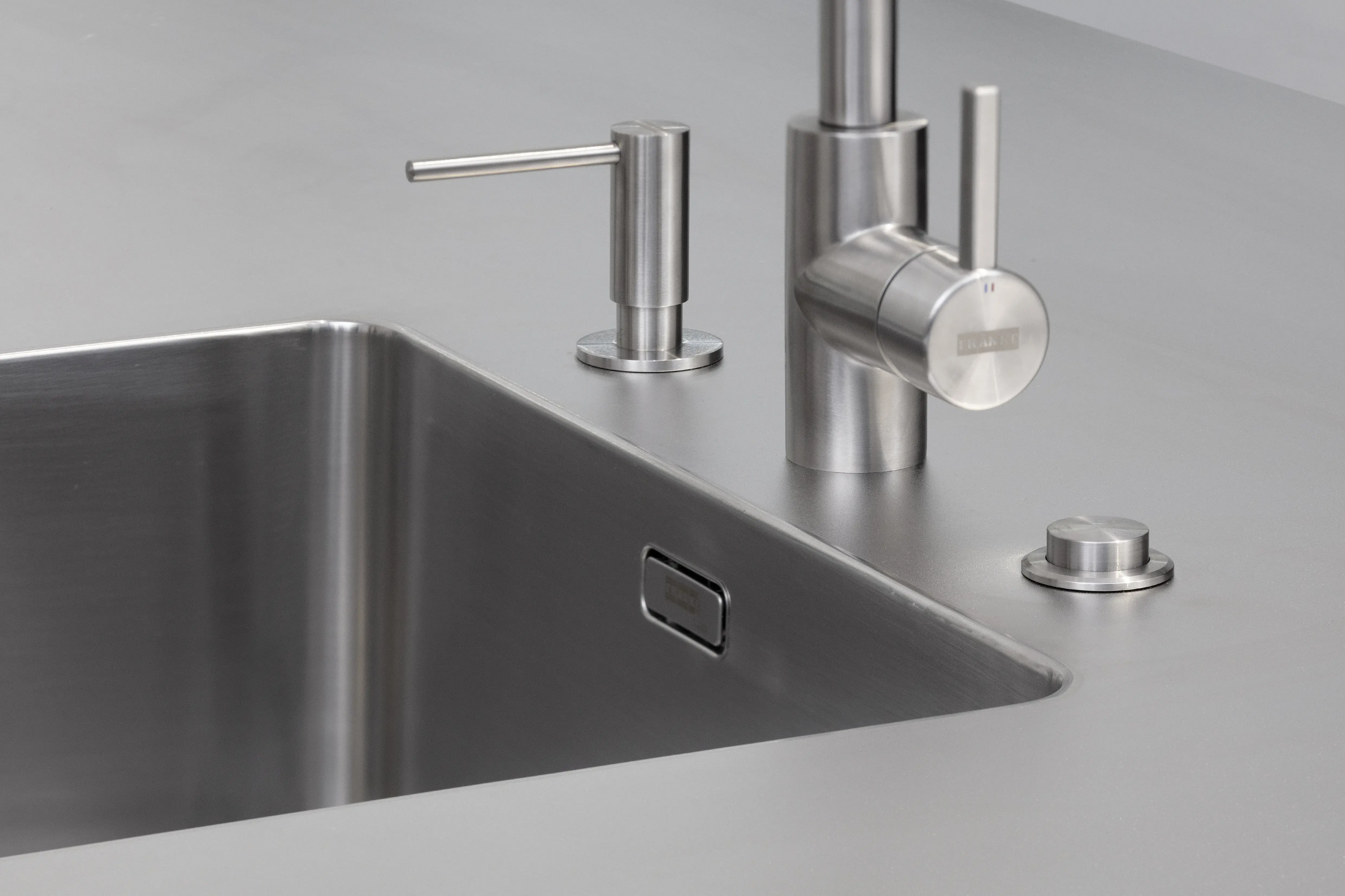 Detailaufnahme von einer Edelstahl Franke-Spüle. 